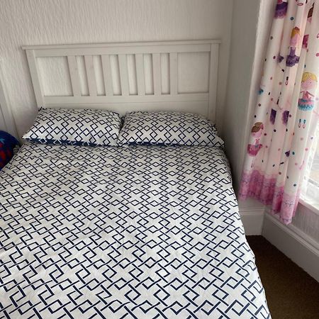 Barbie House ,Opposite The Beach & Paignton Pier , 2 Bedroom Apartment With Private Car Space & Garden , Free Access Next Door To The Stunning Ballet & Make Up School & A Beautiful Ladys Beauty Salon (Adults Only) المظهر الخارجي الصورة