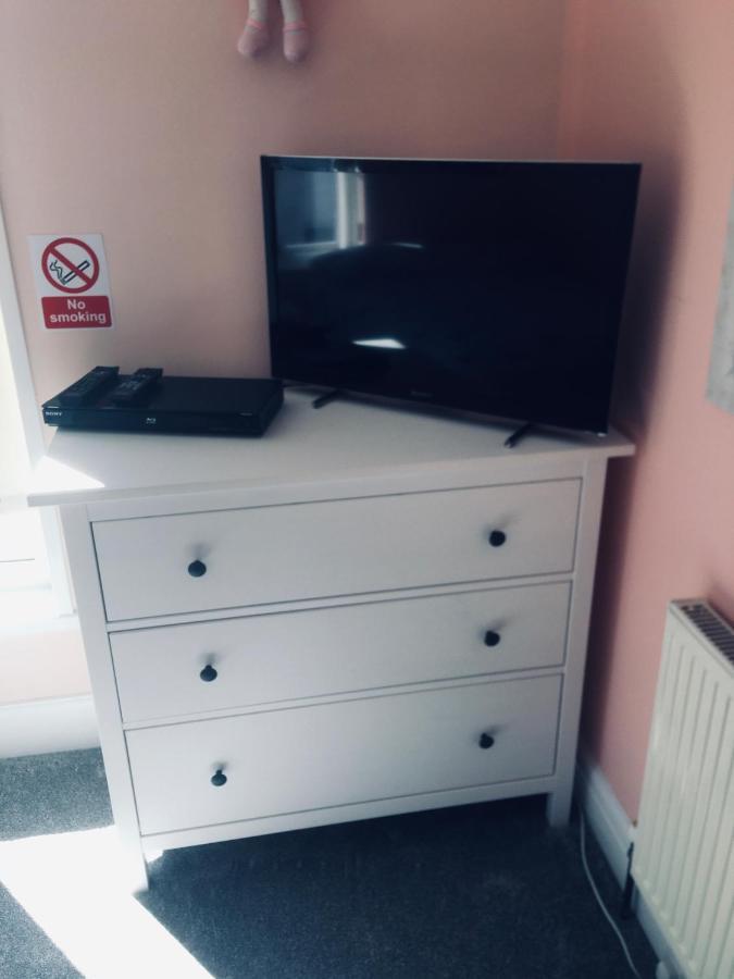 Barbie House ,Opposite The Beach & Paignton Pier , 2 Bedroom Apartment With Private Car Space & Garden , Free Access Next Door To The Stunning Ballet & Make Up School & A Beautiful Ladys Beauty Salon (Adults Only) المظهر الخارجي الصورة
