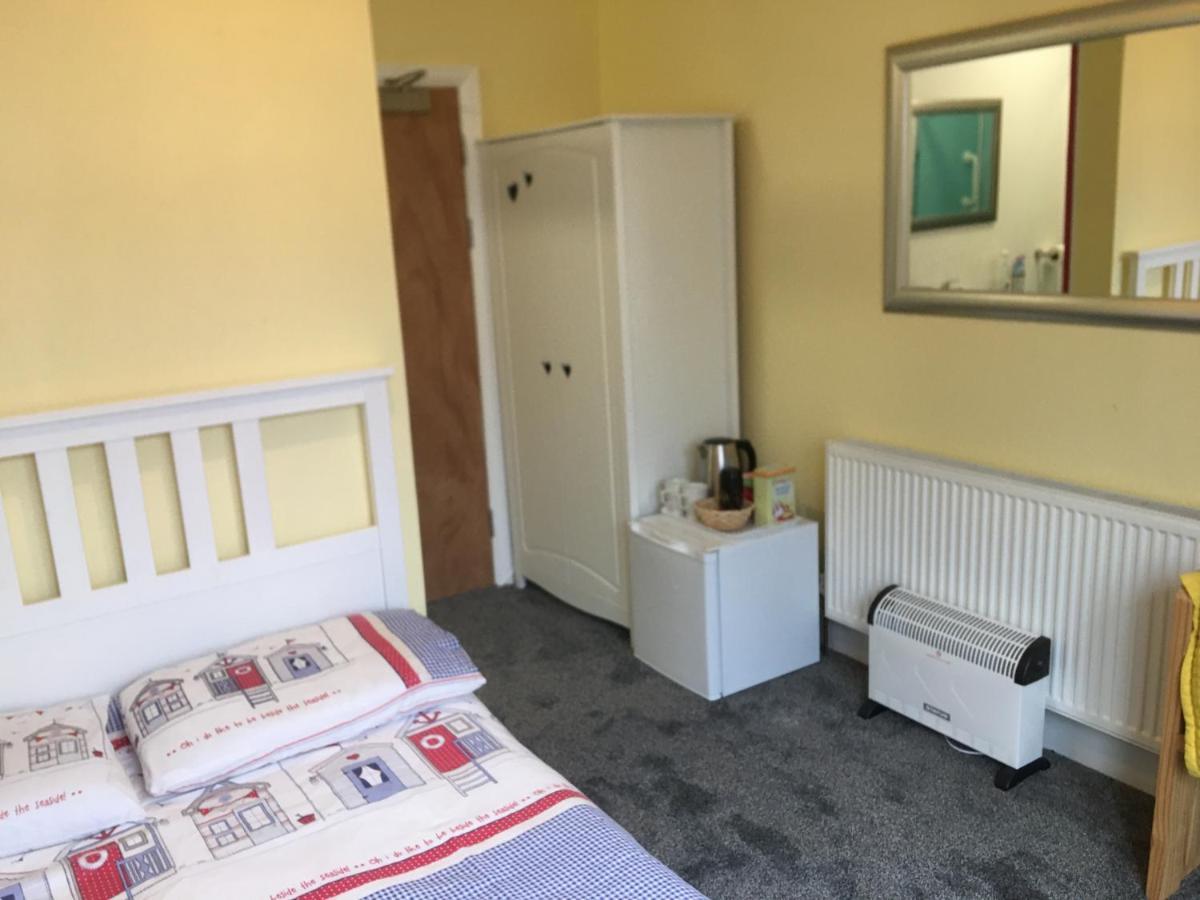 Barbie House ,Opposite The Beach & Paignton Pier , 2 Bedroom Apartment With Private Car Space & Garden , Free Access Next Door To The Stunning Ballet & Make Up School & A Beautiful Ladys Beauty Salon (Adults Only) المظهر الخارجي الصورة