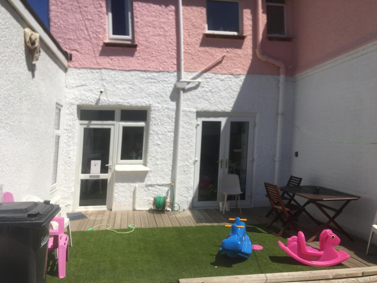 Barbie House ,Opposite The Beach & Paignton Pier , 2 Bedroom Apartment With Private Car Space & Garden , Free Access Next Door To The Stunning Ballet & Make Up School & A Beautiful Ladys Beauty Salon (Adults Only) المظهر الخارجي الصورة