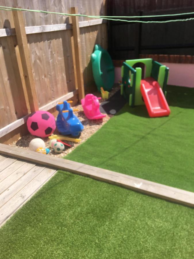 Barbie House ,Opposite The Beach & Paignton Pier , 2 Bedroom Apartment With Private Car Space & Garden , Free Access Next Door To The Stunning Ballet & Make Up School & A Beautiful Ladys Beauty Salon (Adults Only) المظهر الخارجي الصورة