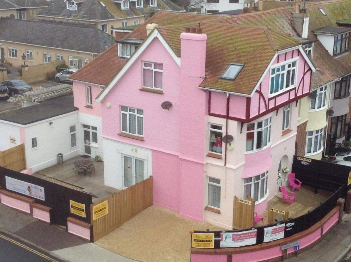 Barbie House ,Opposite The Beach & Paignton Pier , 2 Bedroom Apartment With Private Car Space & Garden , Free Access Next Door To The Stunning Ballet & Make Up School & A Beautiful Ladys Beauty Salon (Adults Only) المظهر الخارجي الصورة