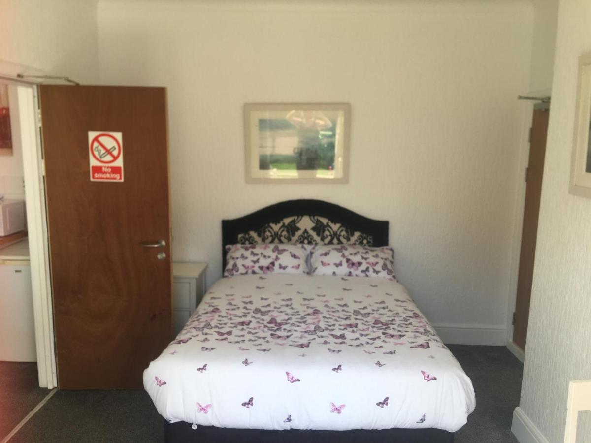 Barbie House ,Opposite The Beach & Paignton Pier , 2 Bedroom Apartment With Private Car Space & Garden , Free Access Next Door To The Stunning Ballet & Make Up School & A Beautiful Ladys Beauty Salon (Adults Only) المظهر الخارجي الصورة