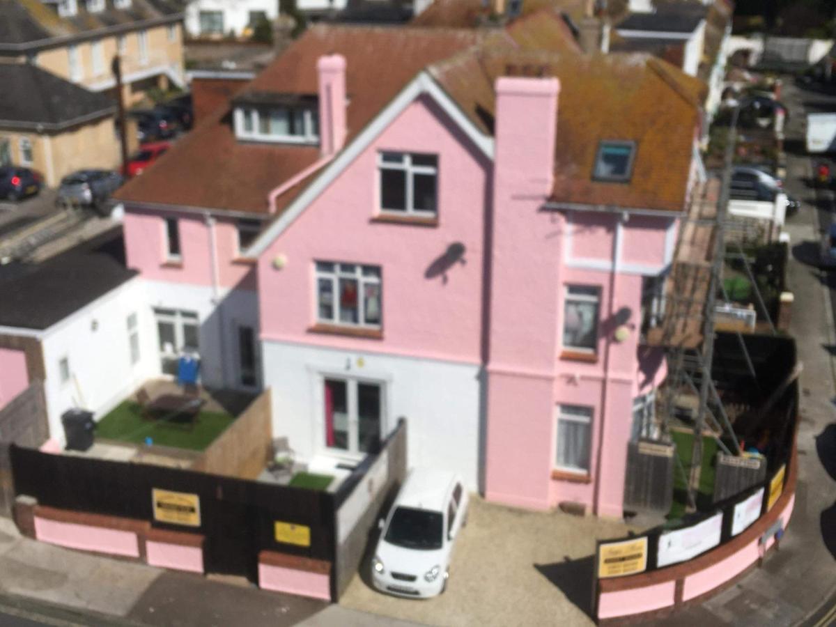 Barbie House ,Opposite The Beach & Paignton Pier , 2 Bedroom Apartment With Private Car Space & Garden , Free Access Next Door To The Stunning Ballet & Make Up School & A Beautiful Ladys Beauty Salon (Adults Only) المظهر الخارجي الصورة