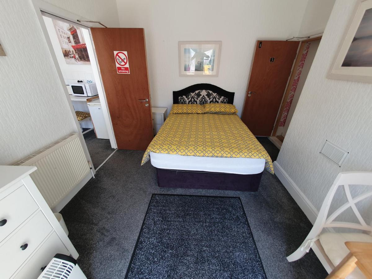 Barbie House ,Opposite The Beach & Paignton Pier , 2 Bedroom Apartment With Private Car Space & Garden , Free Access Next Door To The Stunning Ballet & Make Up School & A Beautiful Ladys Beauty Salon (Adults Only) المظهر الخارجي الصورة