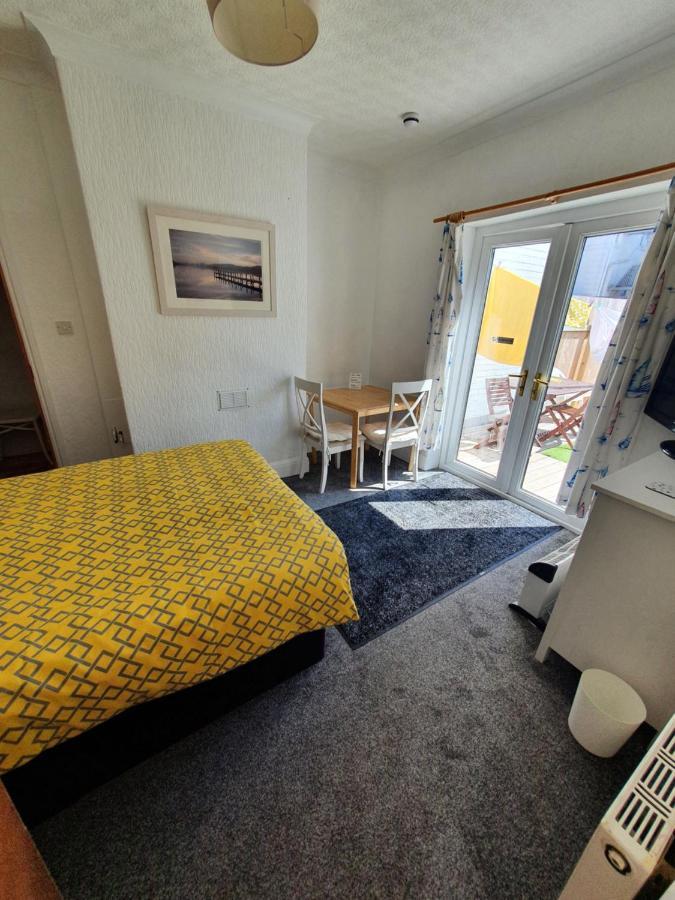 Barbie House ,Opposite The Beach & Paignton Pier , 2 Bedroom Apartment With Private Car Space & Garden , Free Access Next Door To The Stunning Ballet & Make Up School & A Beautiful Ladys Beauty Salon (Adults Only) المظهر الخارجي الصورة